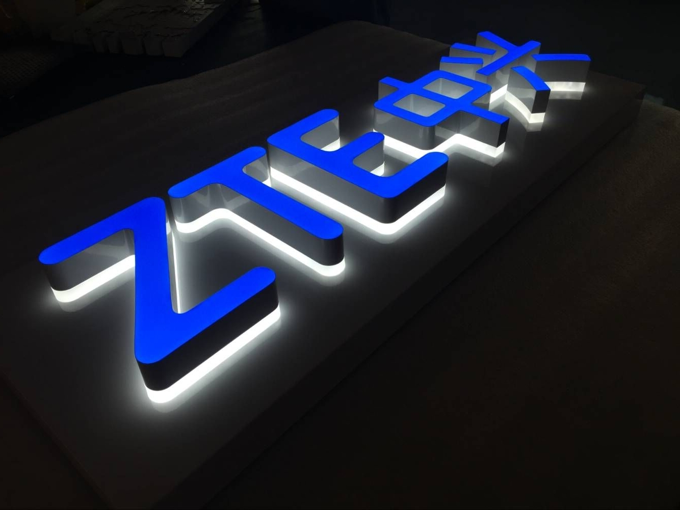 開(kāi)手機(jī)專賣店怎么選發(fā)光字？