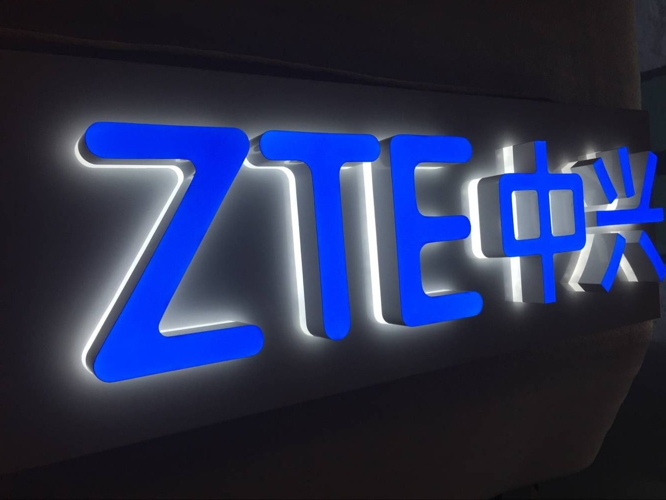 開(kāi)手機(jī)專賣店怎么選發(fā)光字？