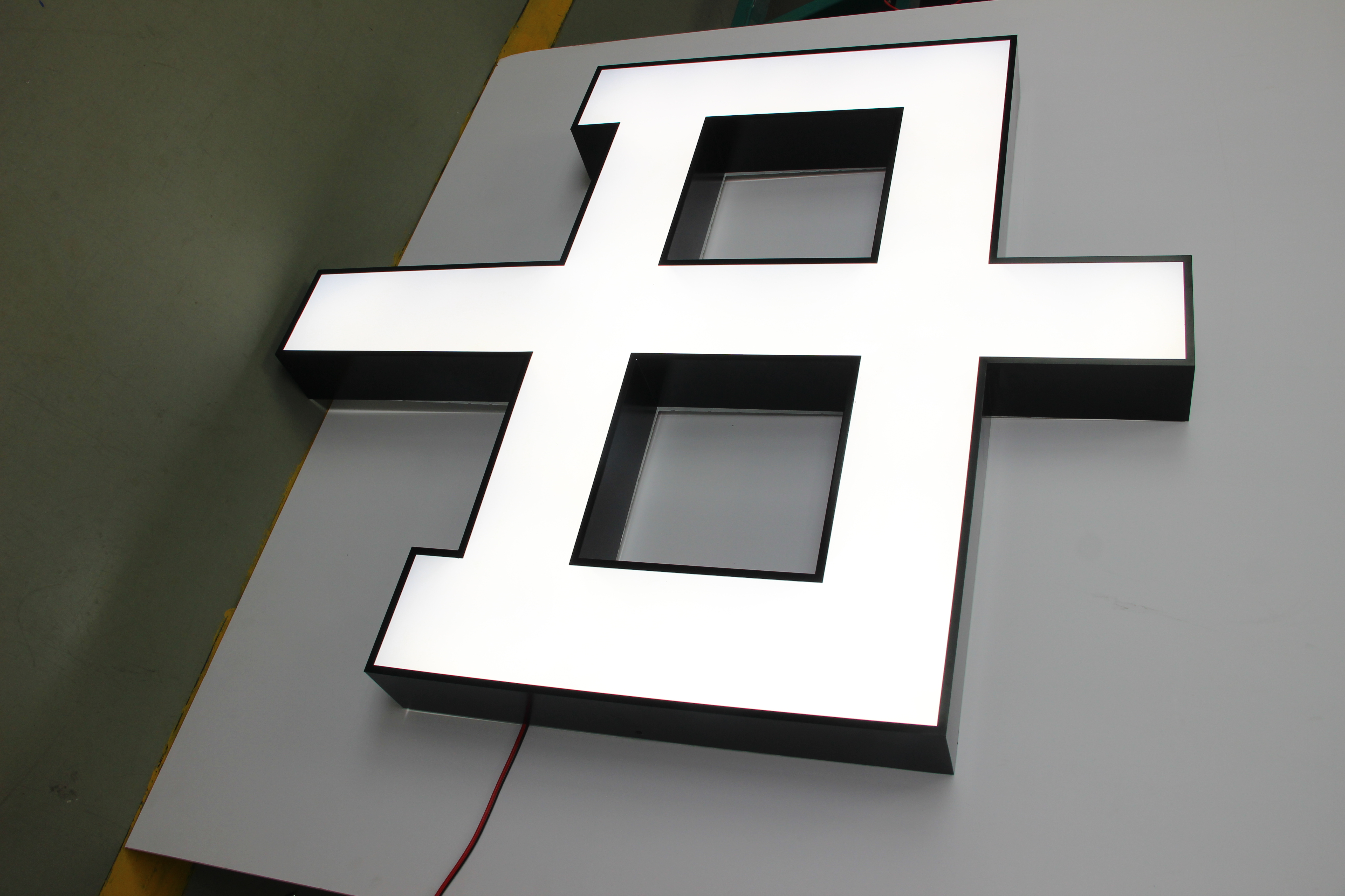 黑白發(fā)燈箱發(fā)光字